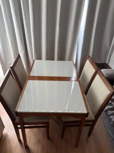 Mesa retrátil com 4 cadeiras - Excelente estado | RJ