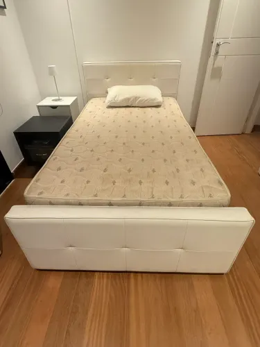 Cama de VIÚVA revestida em corino + colchão