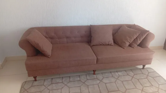 Sofá novo de couro/algodão junto com 4 almofadas do mesmo kit!!!