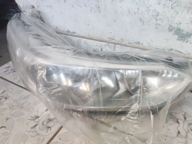 Vendo um par de farol de Toyota yaris por apenas 500