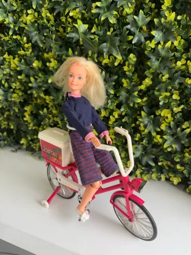 Boneca Barbie antiga da estrela Barbie ciclista 