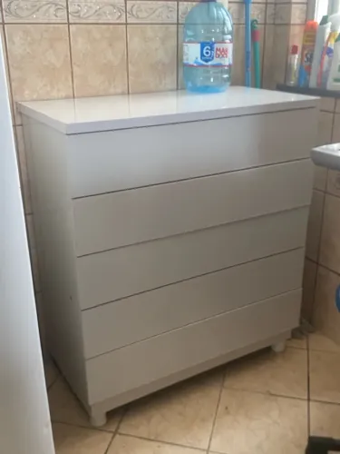 Cômoda com gavetas por dentro com avarias 