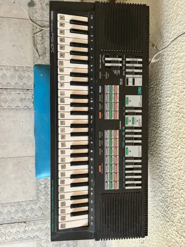 Teclado Yamaha porta Sound PSS-57C, modelo vintage com 49 mini teclas