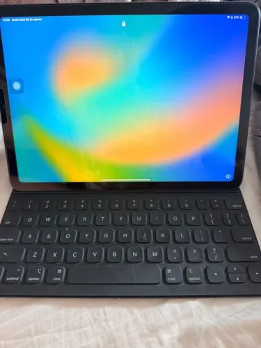 iPad Air 5° geração, 64GB, com capa teclado incluso. 