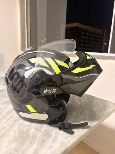 VENDE-SE 2 CAPACETES