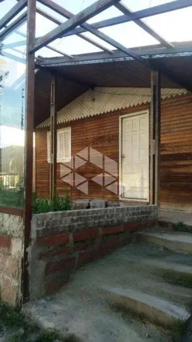 Casa 2 dormitórios com garagem descoberta 2 carros frente Escola Adventista