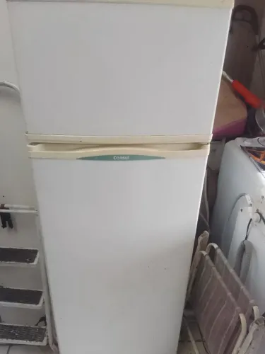 Vendo essa geladeira funciona muito bem 110v só buscar em Canoas não entrego 680 reais