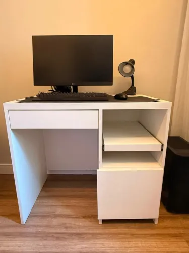 Mesa de escritório branca em MDF
