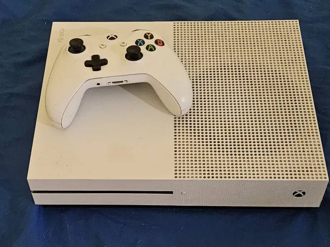 Xbox One S 1 TB revisado a pouco tempo