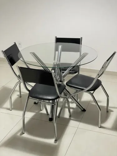 Mesa com 4 cadeiras 