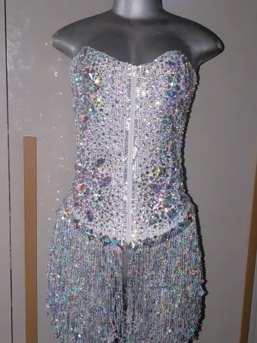 Vestido Branco Corselete com saia de franjas. Luxo em pedrarias Musas / Rainhas / Passista