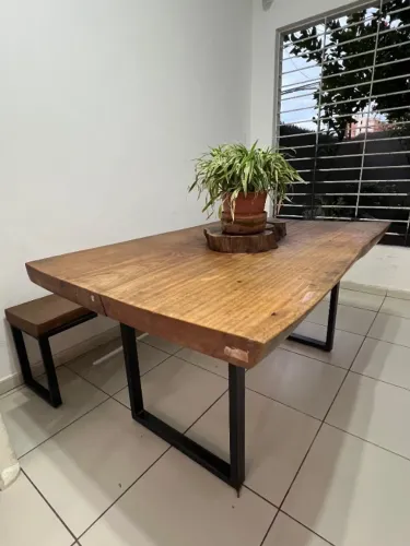 Mesa Pequiá Maciço com Banco Estilo Industrial da Bunker Design