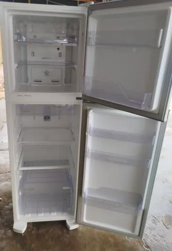 Geladeira Continental duplex Frost Free, modelo TC44, 220V. Valor R$ 1.800