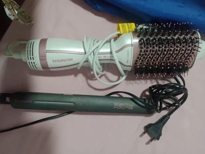Vendo escova e chapinha.