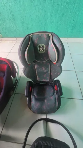 Vendo cadeirinha de crianças e carrinho.