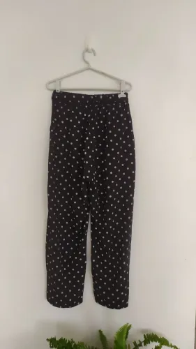 Calça pantalona com estampa em poá preta Tam M