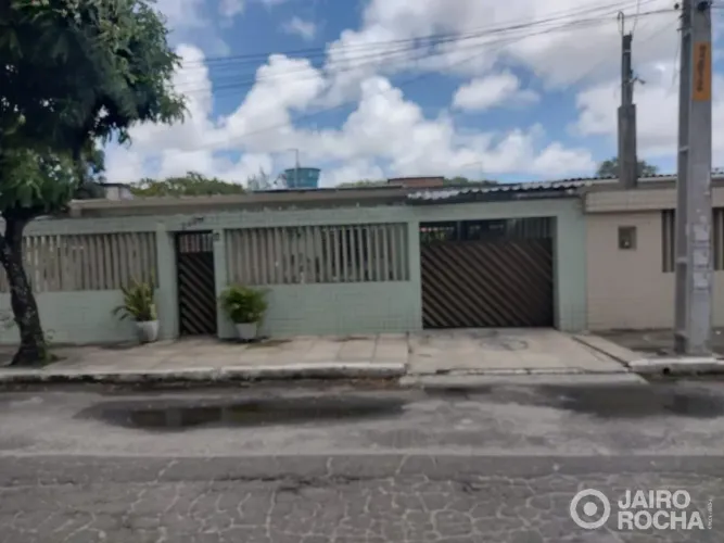 Linda casa com piscina no bairro de Areias! 3 quartos, 1 suíte, 2 vagas, 227m²
