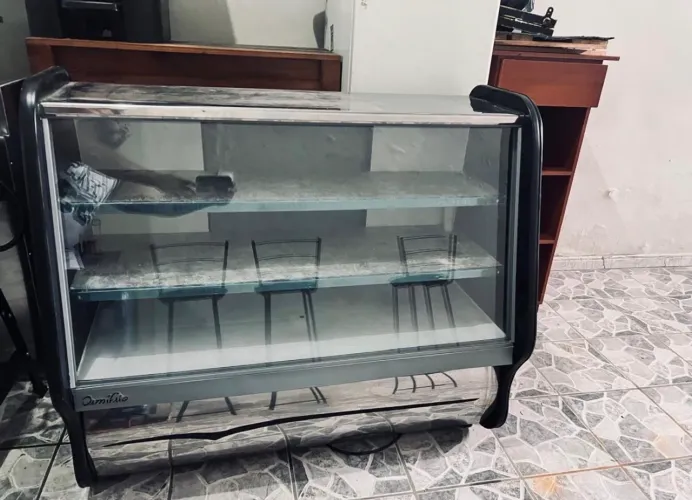 Balcão expositor refrigerado semi novo medida 1.25mts 2 placas frias marca ormifrio inox