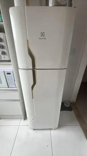 Geladeira Electrolux Frost Free DF35A - 220V (Para Conserto ou Retirada de Peças)