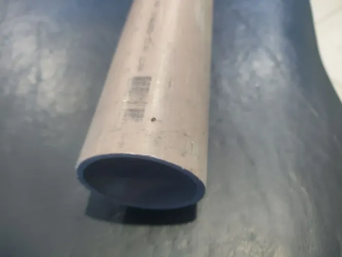 Cana de água para piscina e água dos rios