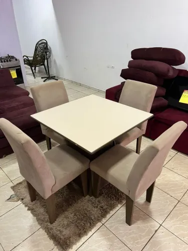 Mesa em vidro laqueado com 4 cadeiras estofadas em ótimo estado ((ENTREGO GRATIS))