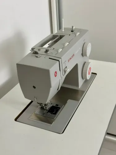 Máquina de costura Singer Facilita Pro + Mesa