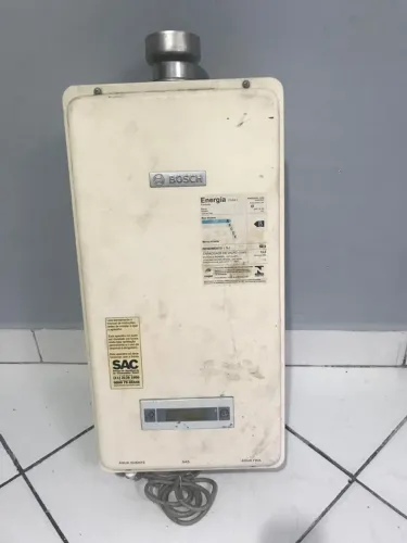 aquecedor de água a gás de passagem da marca Bosch, modelo GWH 300 DE. 