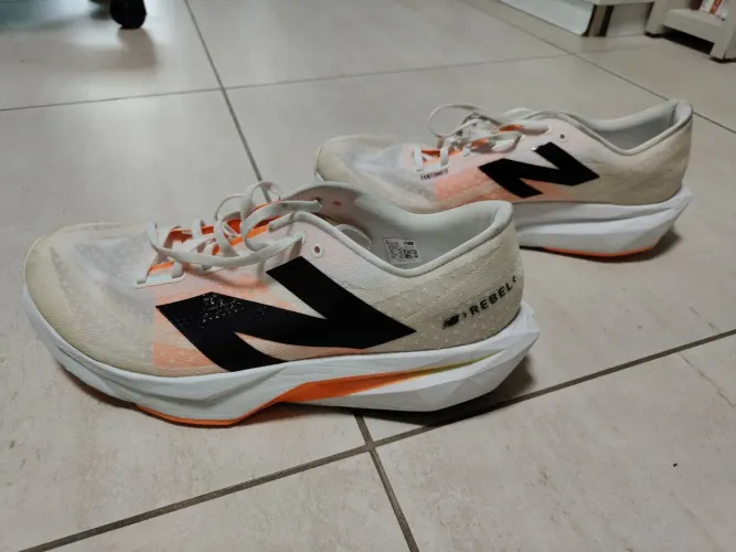 Tênis New Balance FuelCell Rebel V4 - Tam. 46 (14 US - 32 cm de palmilha)