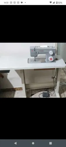 Vendo máquina de costurar SINGER PRO 4432,com mesa e acessórios, ACEITO CARTÃO!