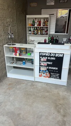 Prateleiras, balcão vitrine e balcão caixa 