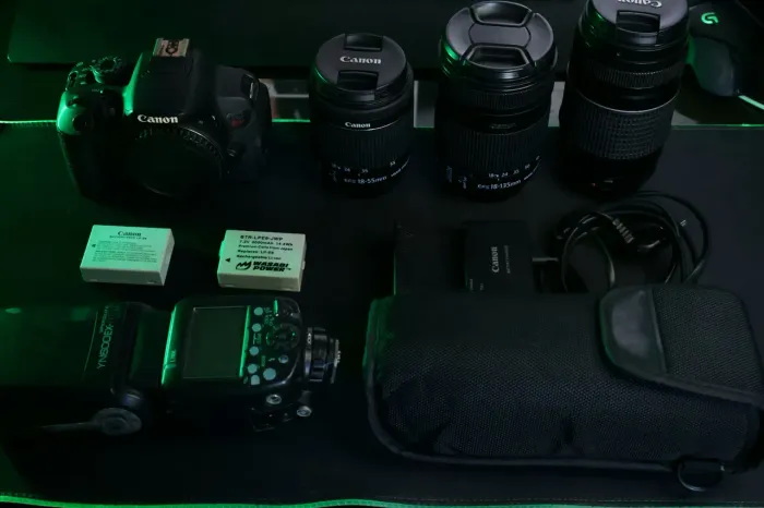 Canon T5i, kit completo, baterias flash e lentes 18 55mm, 18 135mm, 75 300mm