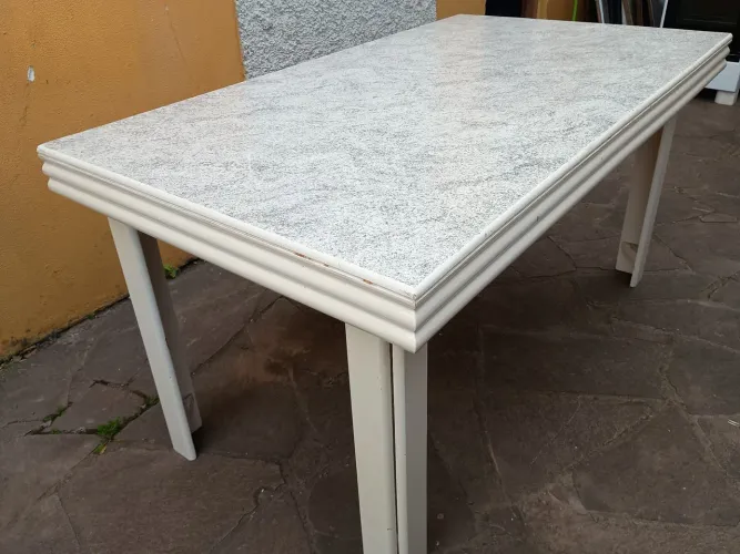 Mesa para cozinha, com 6 lugares.