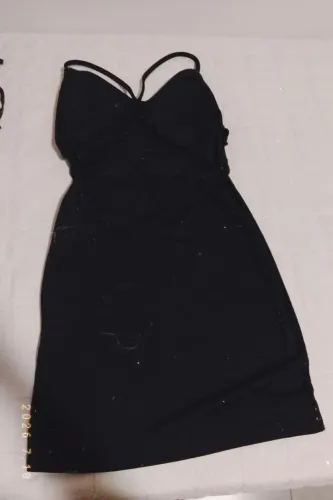 Vestido preto de lantejoulas e costas transversais