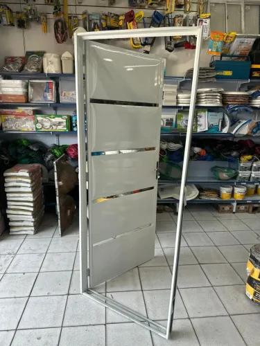 Porta de chapa Galvonizada com fitas de vidro tamanho 80x2,10