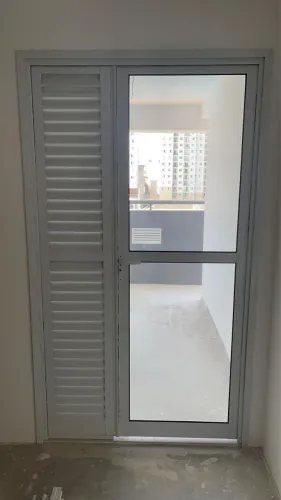 Porta vidro com veneziana alumínio branca