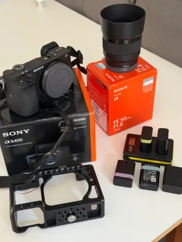 SONY A6400 + Lente 50mm F1.8 + 5 Baterias + SmallRig