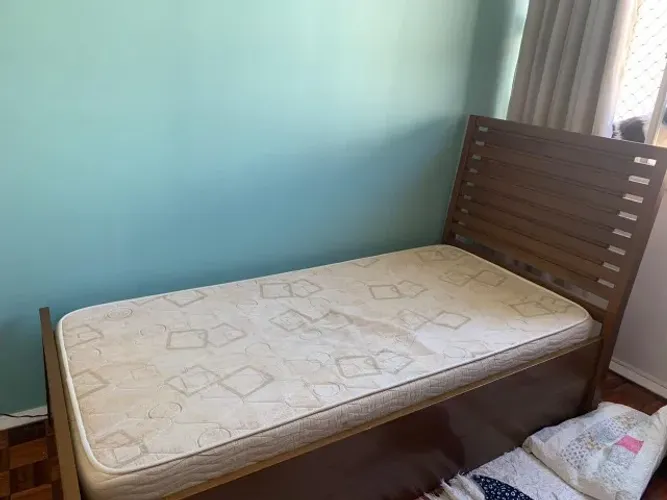Cama de solteiro com cama auxiliar