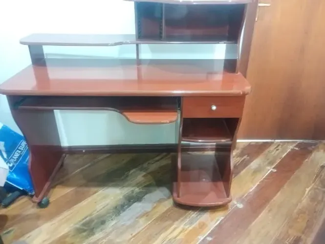 Mesa para computador e estudos 350,00