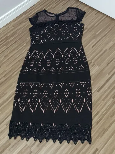 vestido preto com detalhes rosa p - está descosturado na gola