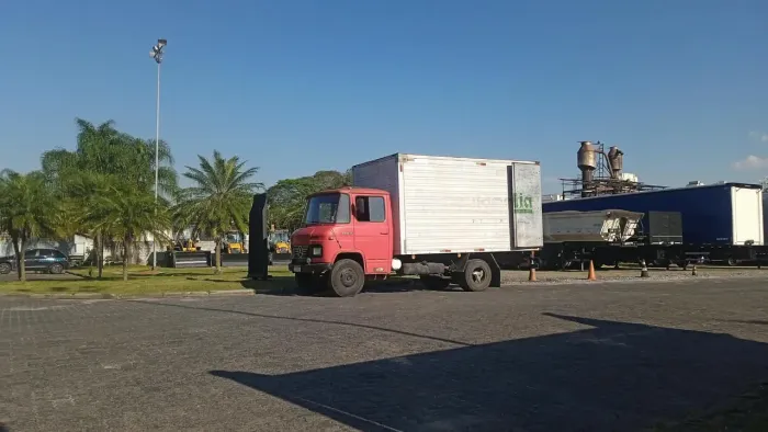 Caminhão Mercedes Benz modelo 608D baú (ACEITO TROCA)
