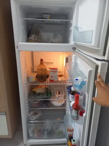 Vendo uma geladeira e uma cama