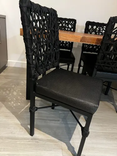 Mesa com cadeias