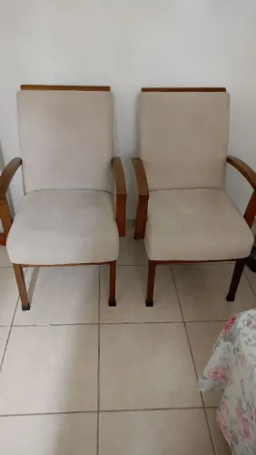 Cadeiras com braço e madeira 