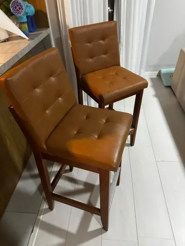 Conjunto de banquetas de courino marrom para bancada alta