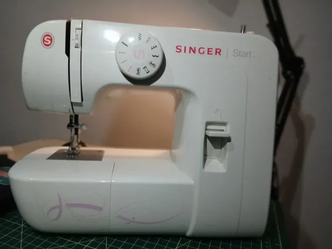 Máquina de costura seminova Singer doméstica 1306