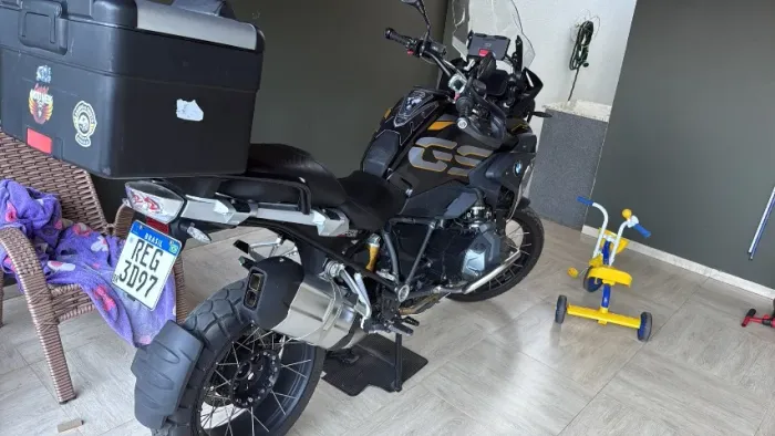 BMW 1250 GS Exclusive, com Baús , capacetes e acessórios originais