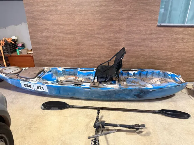 Caiaque de Pesca com Pedal e Remo 