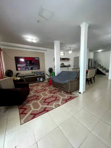 Casa em condomínio com três suítes na Cidade de Deus - 185m²