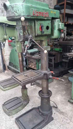 Furadeira de coluna engrenada antiga robusta