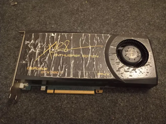 Placa de vídeo GT 210 e GeForce GTX 560 Ti XLR8 Enthusiast Edition
